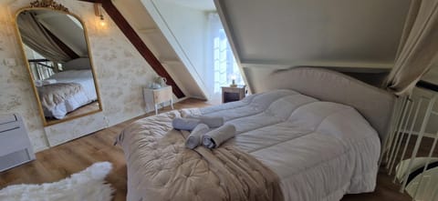 Bed, Photo of the whole room, Bedroom, towels