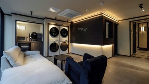 Communal lounge/ TV room, Lobby or reception