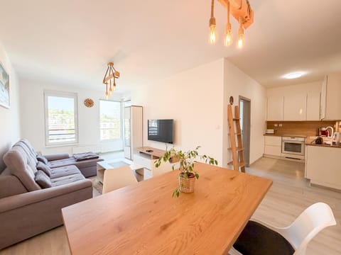 TV and multimedia, Kitchen or kitchenette, Living room, Seating area, Dining area
