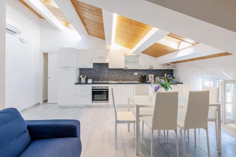 Kitchen or kitchenette, Living room, Seating area, Dining area, minibar, pet friendly, stove
