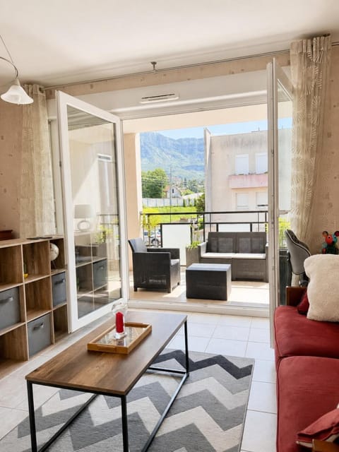 Patio, Natural landscape, View (from property/room), Balcony/Terrace, Living room, Dining area, Mountain view
