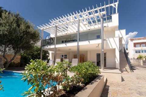 Property building, Day, Pool view, Swimming pool