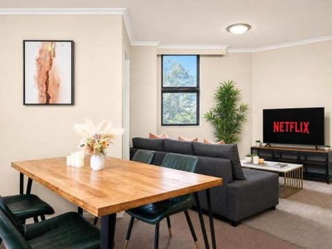 Communal lounge/ TV room, TV and multimedia, Living room, Seating area, Dining area, Evening entertainment