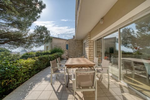 Property building, Patio, Garden, View (from property/room), Balcony/Terrace, Dining area, Garden view