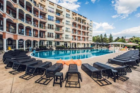 Property building, Day, Swimming pool, sunbed