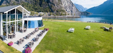 Property building, Day, Natural landscape, Bird's eye view, Garden, Food and drinks, Garden view, Mountain view