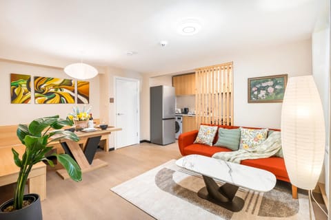 TV and multimedia, Kitchen or kitchenette, Living room, Seating area, Dining area