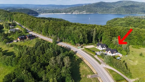 Day, Neighbourhood, Natural landscape, Bird's eye view, Lake view, Mountain view
