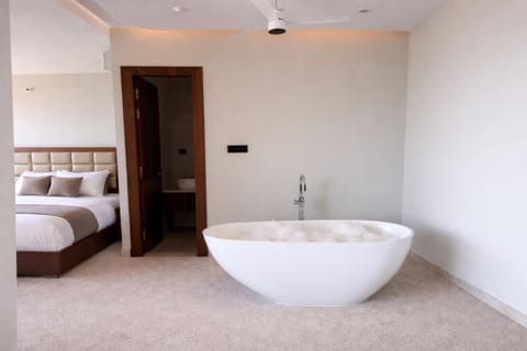 Photo of the whole room, Bath