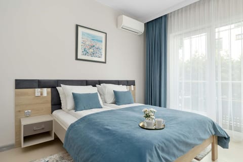 Bed, Living room, Photo of the whole room, Seating area, Bedroom, air conditioner