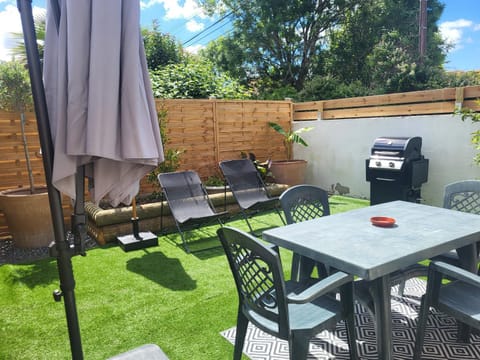 Patio, BBQ facilities, Garden, Seating area, Dining area, sunbed