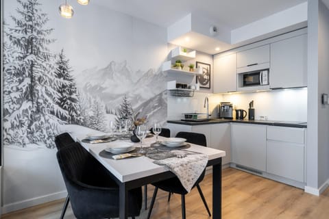 Coffee/tea facilities, Kitchen or kitchenette, Dining area, stove