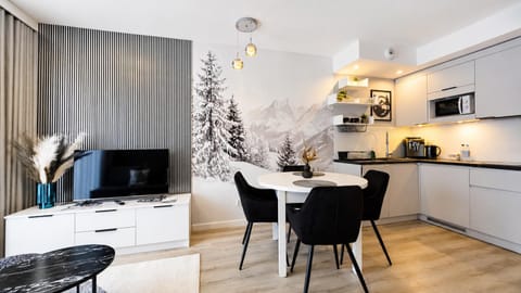 TV and multimedia, Kitchen or kitchenette, Dining area, stove