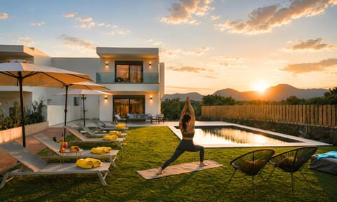 Property building, Patio, Spring, Day, Natural landscape, Garden, Living room, Seating area, Garden view, Pool view, Swimming pool, Sunrise, Sunset, sunbed
