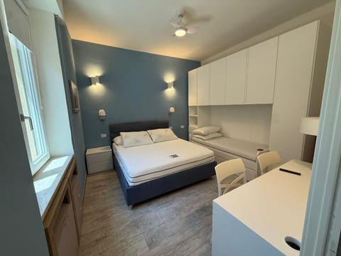 Photo of the whole room, Bedroom, wardrobe