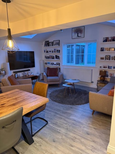 Communal lounge/ TV room, TV and multimedia, Living room, Evening entertainment
