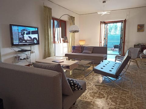 Communal lounge/ TV room, TV and multimedia, Living room