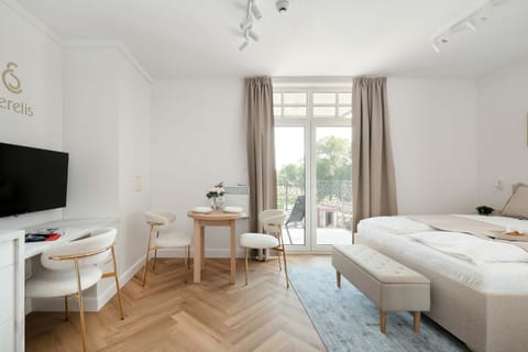 Bed, TV and multimedia, Living room, Photo of the whole room, Seating area, Bedroom, pet friendly