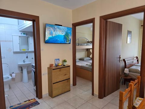 Bathroom, TV and multimedia, Photo of the whole room, Bedroom