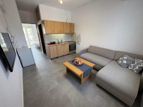Kitchen or kitchenette, Seating area, Dining area, oven, stove