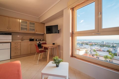 TV and multimedia, View (from property/room), Kitchen or kitchenette, Living room, Seating area, Dining area, oven, stove