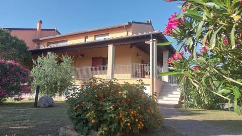 Property building, Day, Garden, Garden view