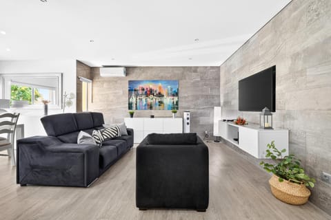Communal lounge/ TV room, TV and multimedia, Living room, Family, furniture, internet, air conditioner