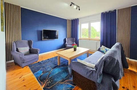 Communal lounge/ TV room, TV and multimedia, Living room, Seating area, Evening entertainment