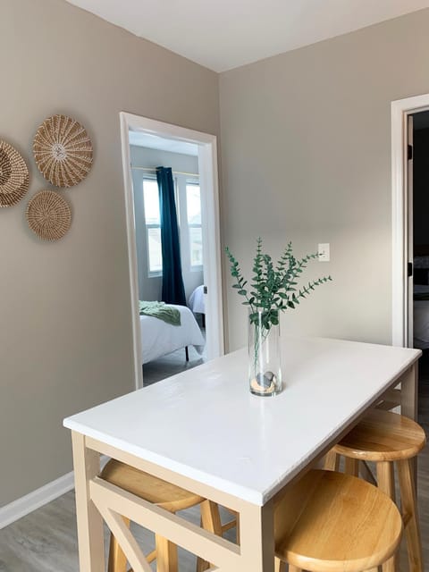 Decorative detail, Seating area, Dining area