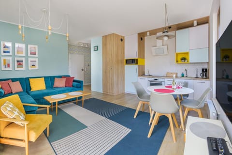 Kitchen or kitchenette, Living room, Seating area, Dining area