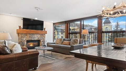 Day, TV and multimedia, Balcony/Terrace, Living room, Seating area, Mountain view, fireplace, furniture