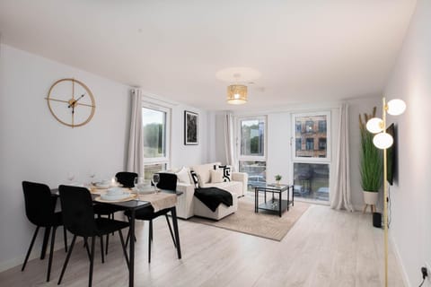 TV and multimedia, Living room, Seating area, Dining area