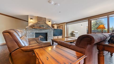 Day, TV and multimedia, Balcony/Terrace, Living room, Mountain view, fireplace, furniture