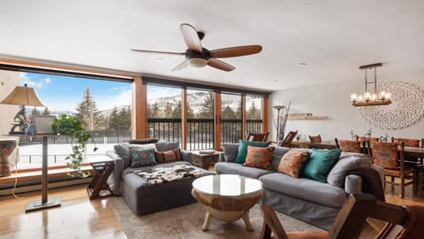Day, Winter, View (from property/room), Balcony/Terrace, Living room, Dining area, Mountain view, furniture