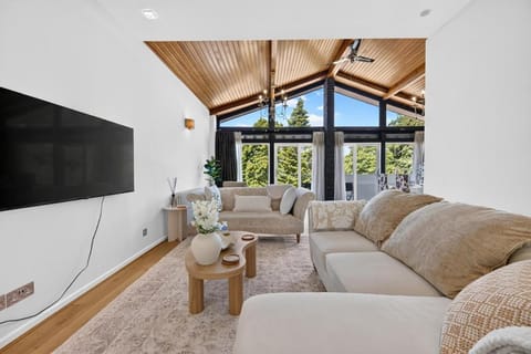 TV and multimedia, Living room, Seating area