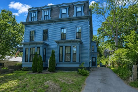 Property building, Facade/entrance, Day, Neighbourhood, Natural landscape, Summer