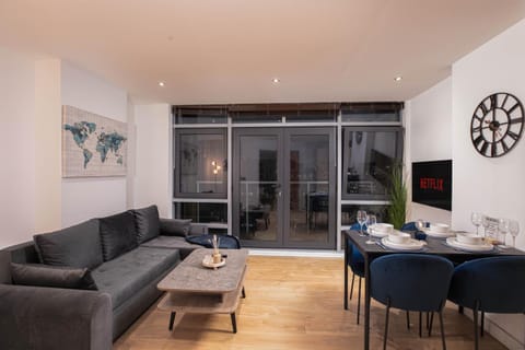 TV and multimedia, Living room, Seating area, Dining area