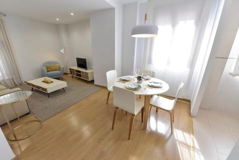 TV and multimedia, Living room, Seating area, Dining area