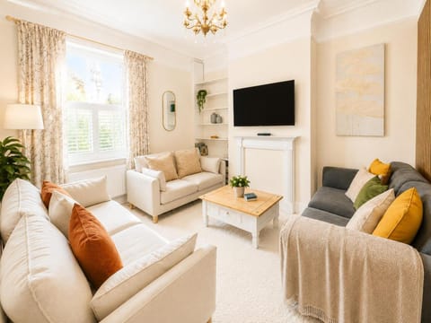 Communal lounge/ TV room, TV and multimedia, Living room, Seating area, Evening entertainment