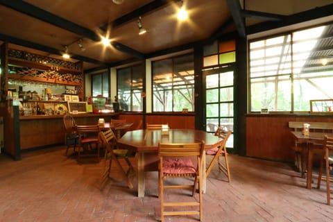 Restaurant/places to eat, Area and facilities