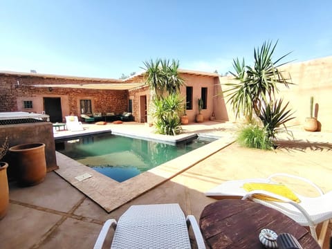 Property building, Patio, Day, Natural landscape, Solarium, Balcony/Terrace, Dining area, Pool view, Swimming pool, Swimming pool, sunbed