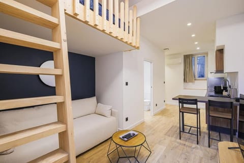 TV and multimedia, Kitchen or kitchenette, Photo of the whole room, Seating area, air conditioner