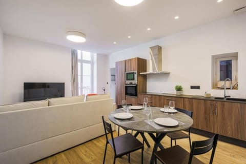 TV and multimedia, View (from property/room), Kitchen or kitchenette, Dining area, oven, pet friendly, stove