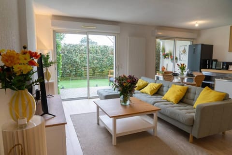 TV and multimedia, Living room, Garden view