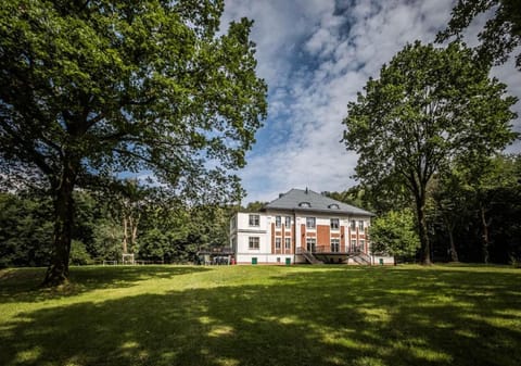 Property building, Facade/entrance, Natural landscape, Garden, Garden view
