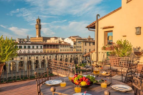 Property building, Day, View (from property/room), Balcony/Terrace, Food and drinks, Dining area, Food, City view
