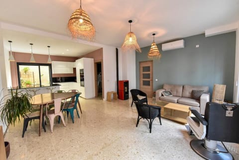 TV and multimedia, Kitchen or kitchenette, Living room, Dining area