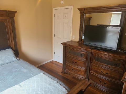 Bed, TV and multimedia, Bedroom, wardrobe