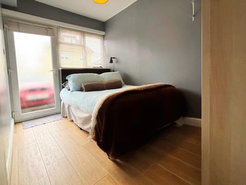 Shirley Apartments, Cozy Studio, Self Check in, 10 min Drive to City Centre, Walking to Redbridge Train Station Apartment in Southampton