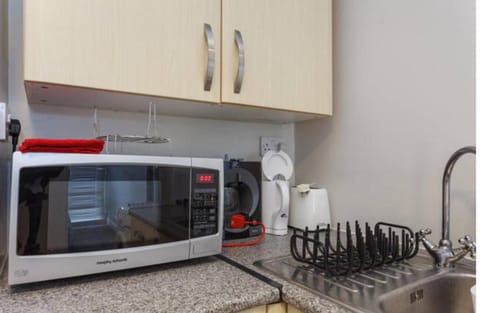 Shirley Apartments, Cozy Studio, Self Check in, 10 min Drive to City Centre, Walking to Redbridge Train Station Apartment in Southampton